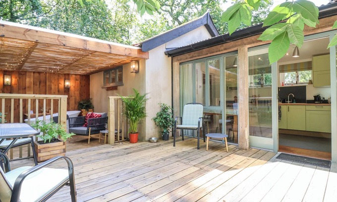 Woodbridge Cottage | YEW TREE FARM STABLE, WORLINGWORTH, pet friendly in Framlingham