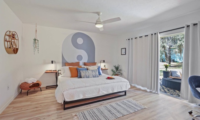 Gainesville Condo | Ying Yang Suite | King Bed - Zen Condo