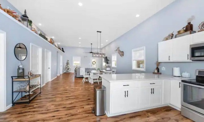 Sunnyland House | Yippee Lane - 60 Acre Private Pond Retreat