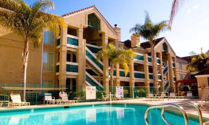 Sunnyvale Resort | You Found it! FOUR Comfortable 1BR Suites, Outdoor Swimming Pool, Pets Allowed!