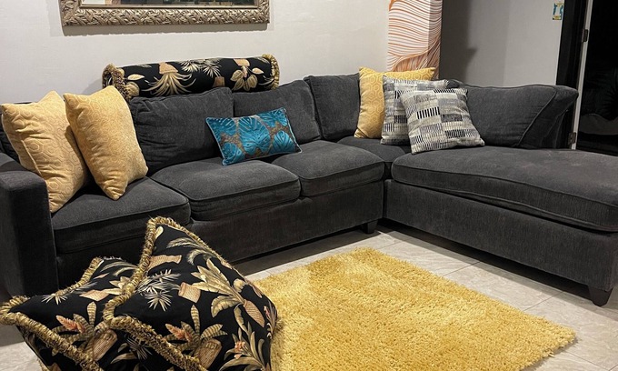 Waianae House | You will first go through a war zone, next, hidden gem. No neighbors, st lights.