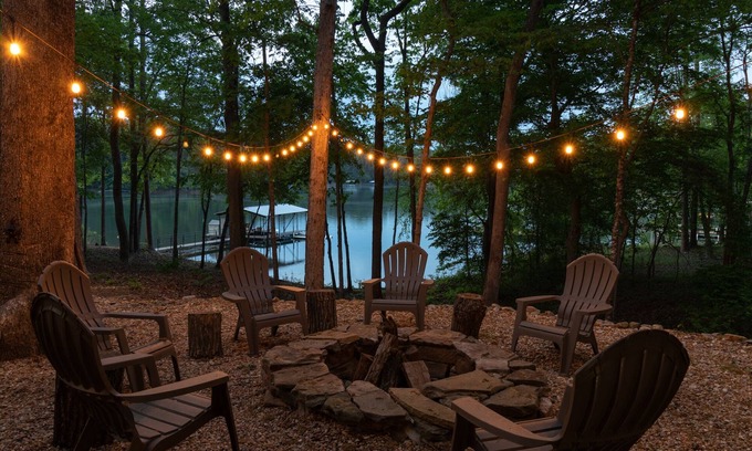 Toccoa House | Young@Hart is a Lakefront home w/Covered Dock, Game Room, 4 Kayaks & Hot Tub!