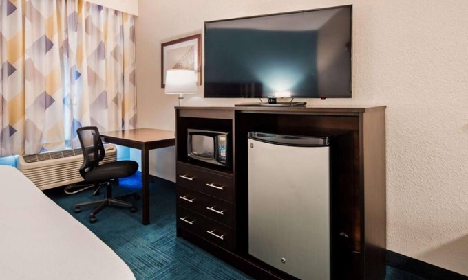 Blaine House | Your Home Away From Home! Indoor Pool, Restaurant, Free Parking & Breakfast