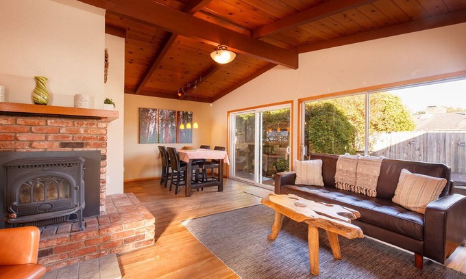 McKinleyville House | 🌲Your Home Base for Exploring the Redwoods! Pet Friendly, Complete with Hot Tub!🐾