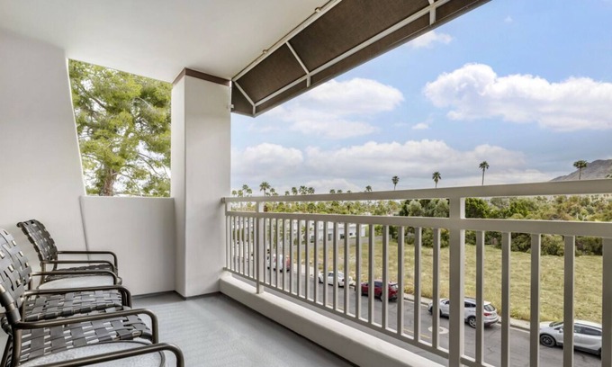 Canyon Corridor Resort | Your Ideal Getaway! Stunning Room w/ View | Living Area + Kitchen