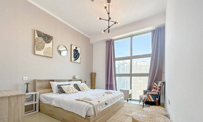 Jebel Ali Apartment | Your Marina Escape: Charming Apartment in Dubai