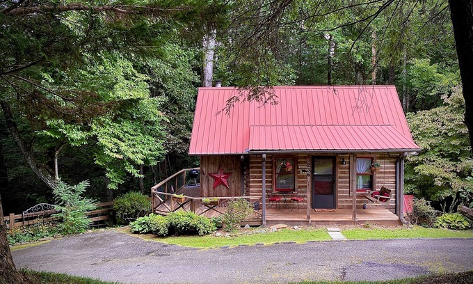 Tiger Cabin | Your Mountain Escape! Authentic log cabin. Comfortable, modern w/a creek too!