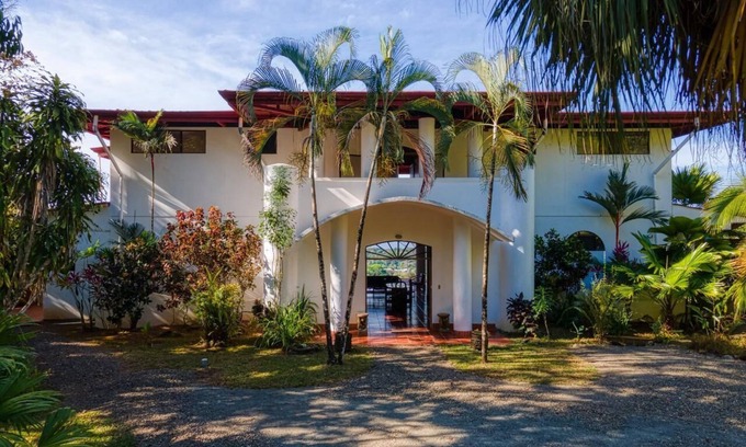 Savegre House | Your own house in the jungle, 5 minutes from the beach!