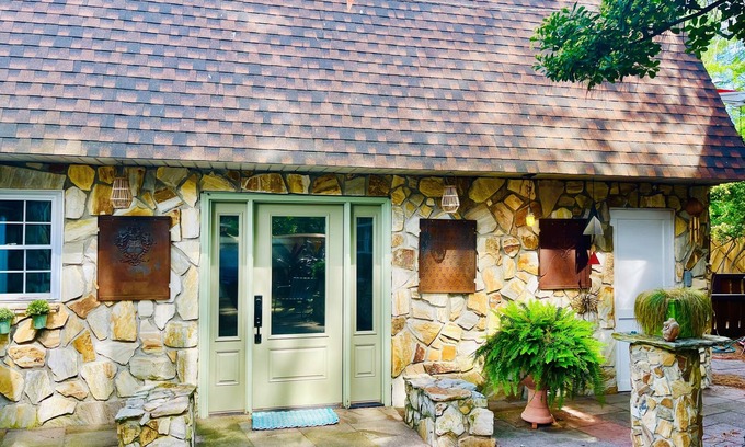 Caine Woods House | Your Own Stonegate Cottage— North OC—4 blocks to the Beach