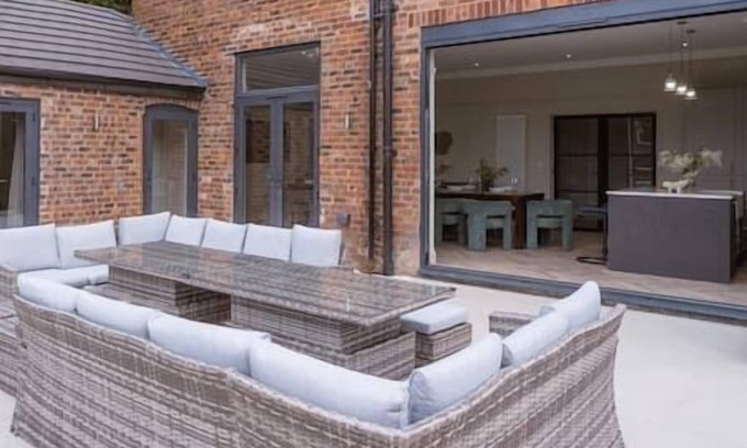 Lincoln House | Your perfect holiday home. City Centre + Hot tub