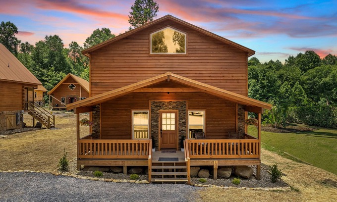 White Oak Lodge Cabin | Your Perfect Vacation Awaits! 4 Suites, FirePit, Game Room & Saltwater Pool!