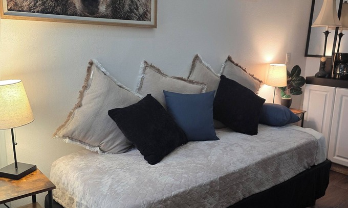 Biggs Field Apartment | YoY Hot Tub 8 Guests 3 minutes from I-10 & Loop 375 food, banks, shopping +