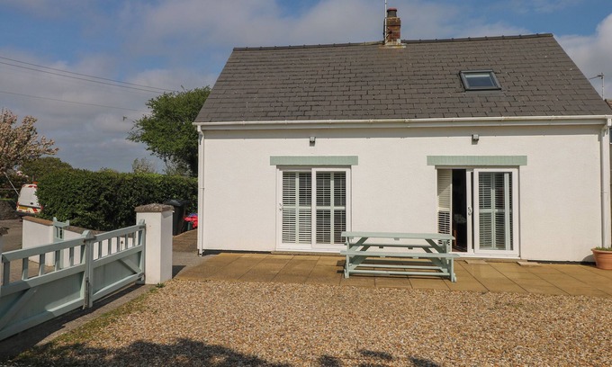 St Ishmaels Cottage | YR HEN ARDD, pet friendly, with a garden in Milford Haven