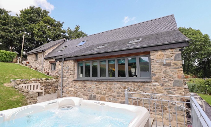 Clawdd-newydd Cottage | YSGUBOR TYDDYN ISAF, family friendly, with hot tub in Derwen