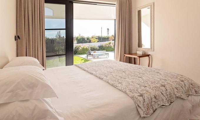 Paarl Apartment | Charming One Bed cottage in the heart of the Winelands with pool.