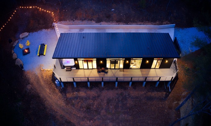 Wiley Cabin | Zenplicity Cabin. Pet friendly, views, hot tub, smart home! 5 minutes from TGSP