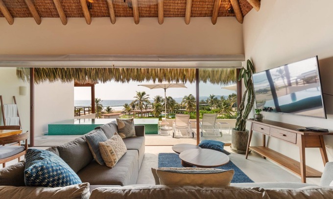Ixtapa Villa | Zihuatanejo's Hidden Gem – 4BR Beach Penthouse