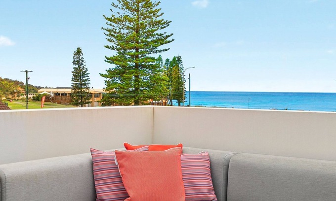 Narrabeen House | Zinc - a secluded paradise nestled in the heart of Narrabeen on the wonderful Northern Beaches.