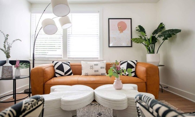 Westside House | Zuma Suite | Walk to King Street Shops!