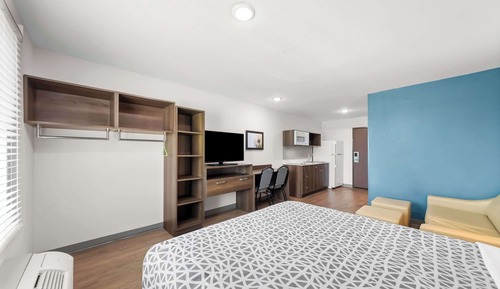 Suite, 1 Queen Bed, Non Smoking (Sofa)