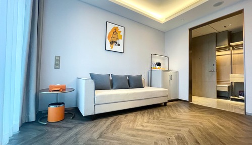 Grand Room, 1 King Bed, River View (Living Area)