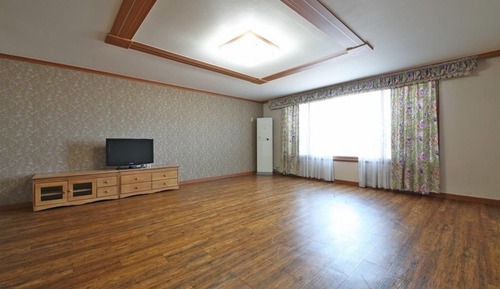 Room (Room 202)