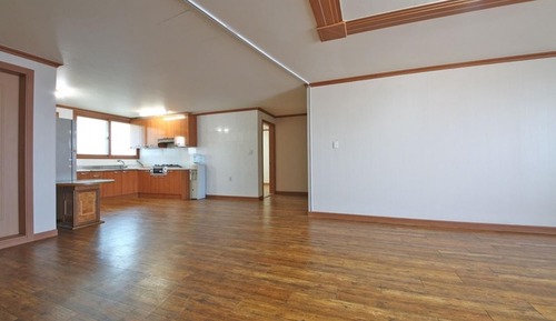 Room (Room 201)