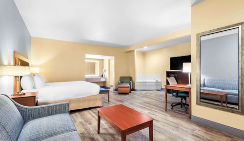 Standard Room, 1 King Bed, Non Smoking, Jetted Tub (Oversized Room)