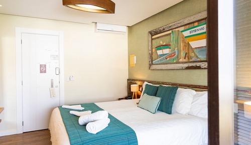 Deluxe Suite, 1 King Bed, Air conditioning, Partial Sea View