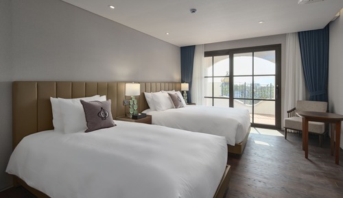 [Breakfast PKG] Royal Suite + Breakfast for 2 + 2 Park Ticket (During One Stay)