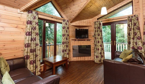 4 Berth Luxury Wooden Lodge with Hot Tub Pet Free