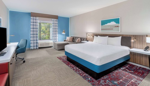 Room, 1 King Bed (Drinks, Snacks)