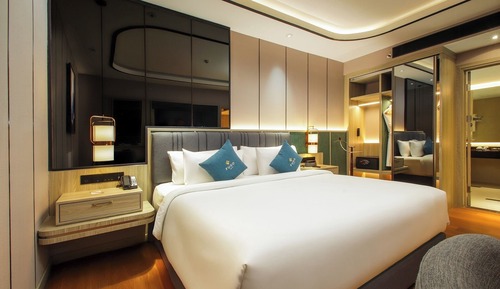 King Bed Suite Pool