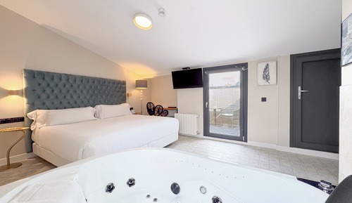 Superior Suite, 1 King Bed, Jetted Tub