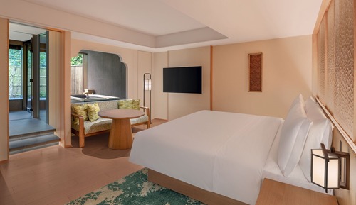 Deluxe Room, 1 King Bed, Garden View