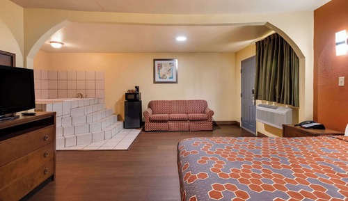 Jacuzzi Room, 1 King Bed, Smoking