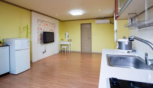 Room (Evening Primrose (Studio))