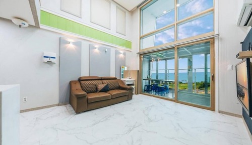 Room (Outdoor Pool Duplex Room 203)