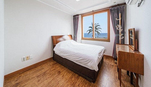 Room (Suite Room (Random Assignment Ocean V)