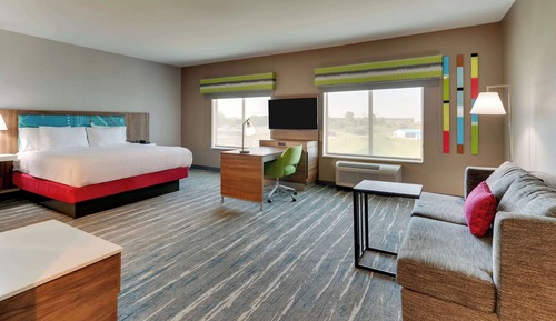 Studio, 1 King Bed, Refrigerator & Microwave (Wet bar)