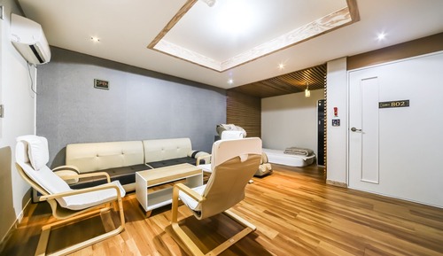 Room (VIP Suite (Massage Chair / Styler / B)