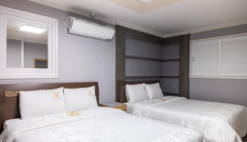 Room (Twin)