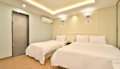 Twin Room (2PC R)