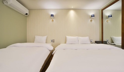 Twin Room (R)