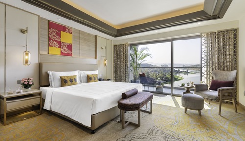 Luxury Grande King Bed, Lake View