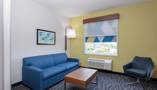 Suite, 1 King Bed, Mobility Accessible (Accessible Tub)