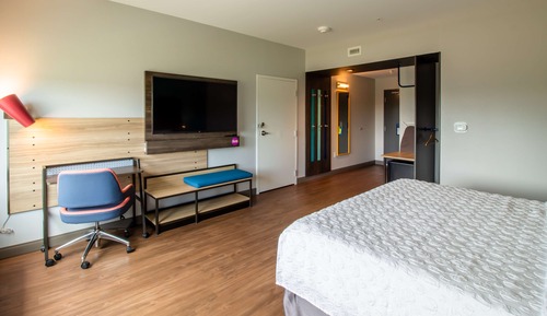 Room, 1 King Bed, Accessible (Mobility & Hearing, Roll-In Shower)