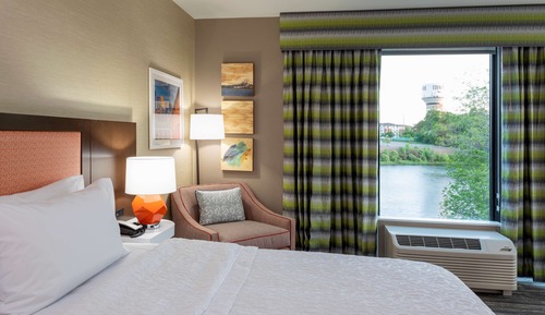 Room, 1 King Bed, Accessible, Refrigerator & Microwave (Bathtub)