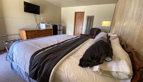 Basic Single Room, 1 King Bed, Non Smoking