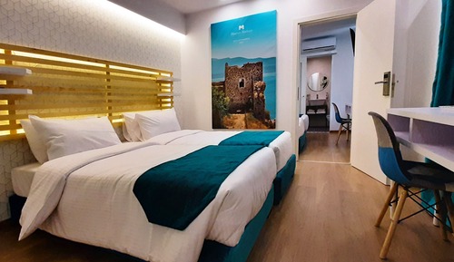 Family Room, Connecting Rooms